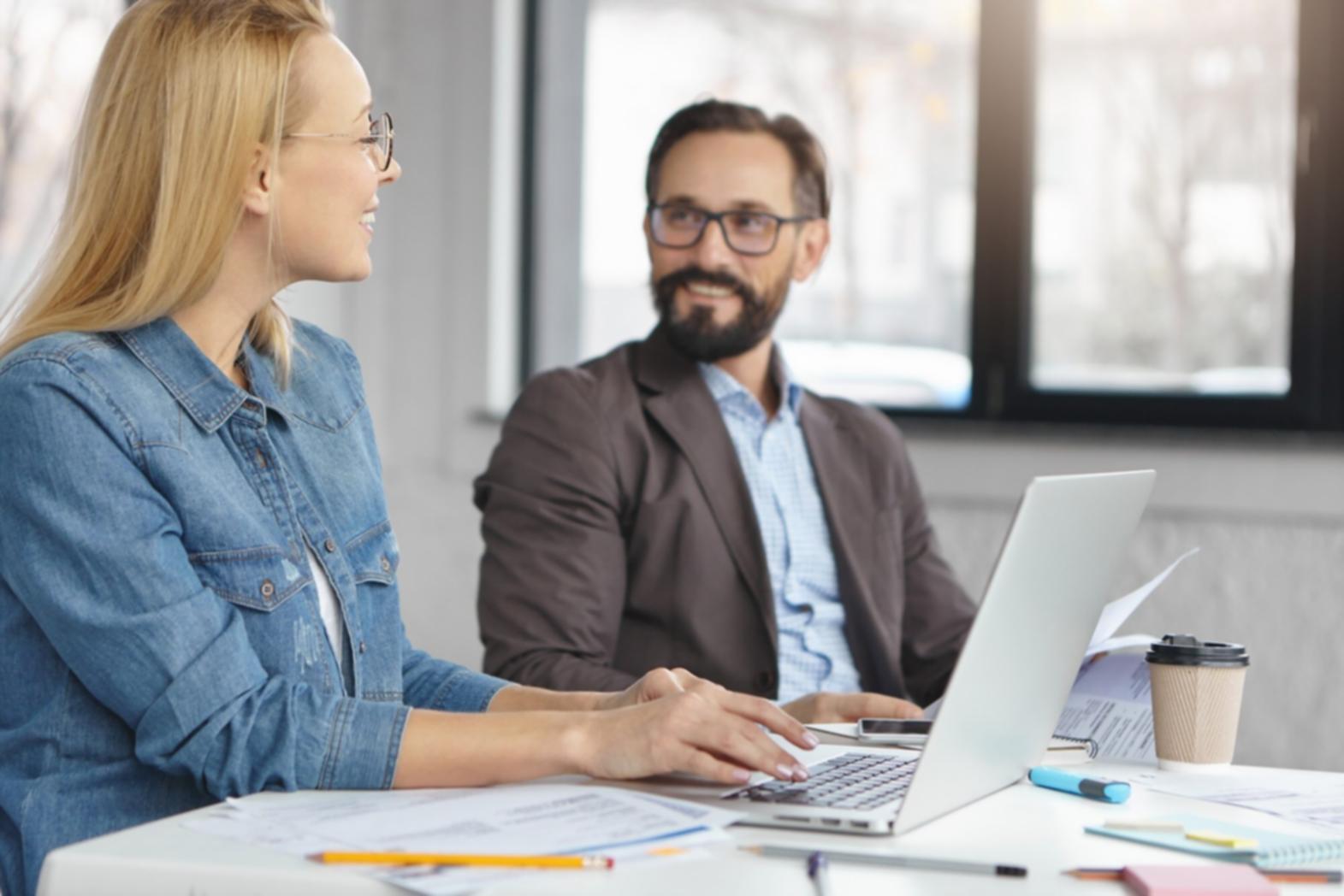 Grupo de emprendedores trabajando en proyecto colaborativo de financiación